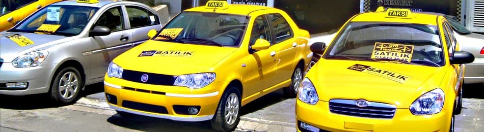 Eski ofisin önünde sıralanmış satılık sarı taksiler