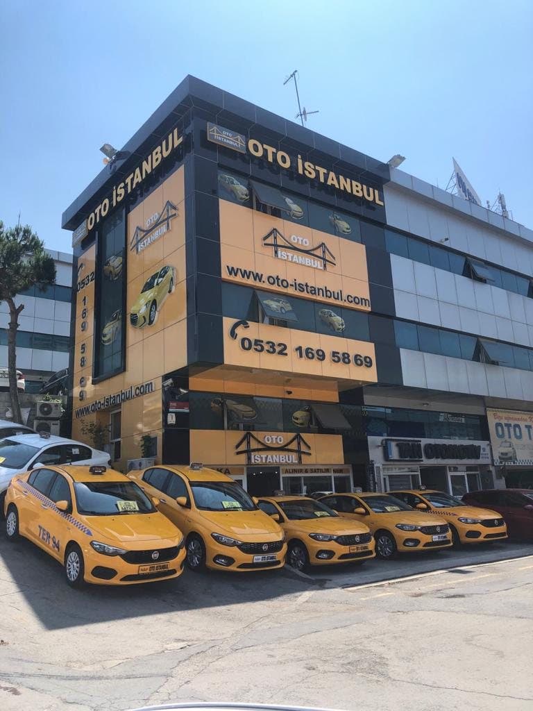 Oto İstanbul binasının cephesi, önünde park etmiş taksiler